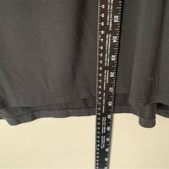 CABLE & Gauge Black Top With Gold Circle Neckline Size Large - Picture 7 of 7